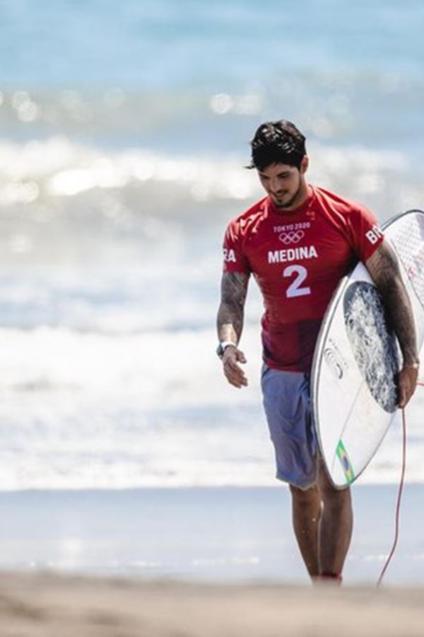 Campeão mundial de surf pára para cuidar da saúde mental