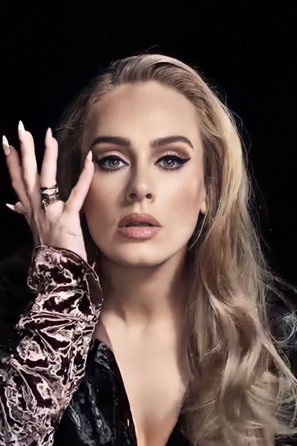 Adele volta a surpreender nas redes sociais