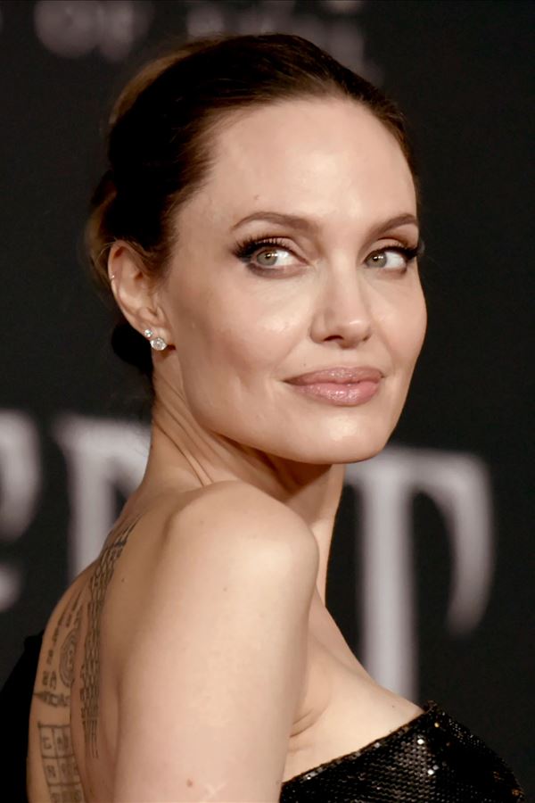 Angelina Jolie processa Brad Pitt