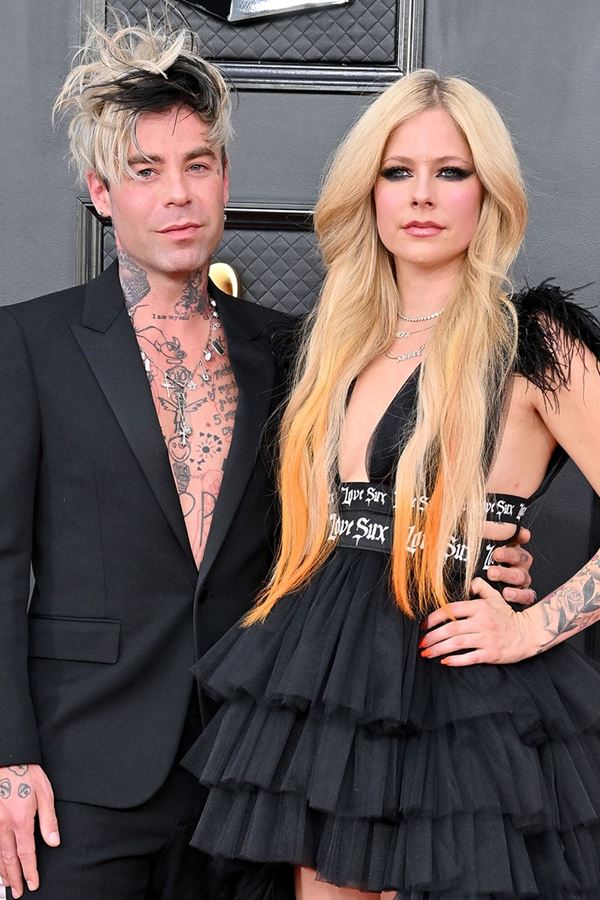 Ex noivo de Avril Lavigne devastado.