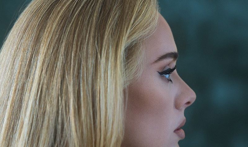 Adele tem o disco mais vendido de 2021 em apenas 72 horas