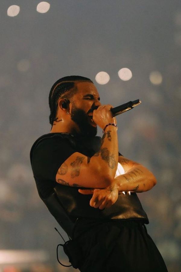 Drake dá 25 mil dólares a uma fã num concerto