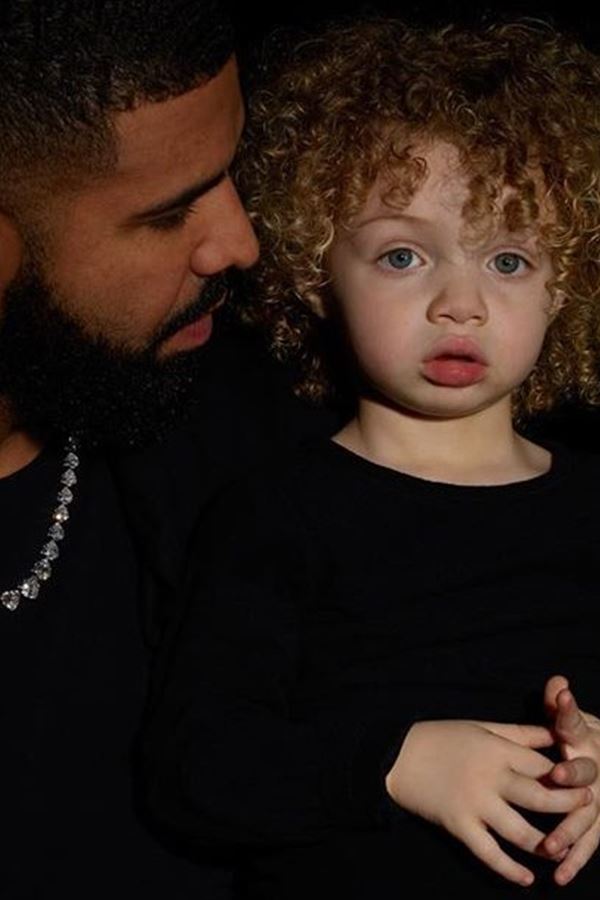 Drake apresenta o filho ao mundo