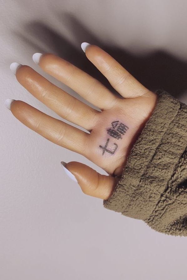 Fail gigante na nova tatuagem de Ariana Grande