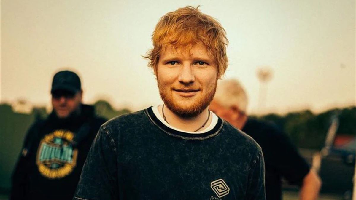 Ed Sheeran diz que evita mictórios pois sempre tentam dar uma