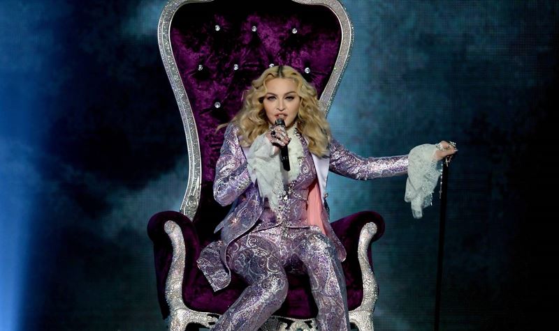 Madonna cai em concerto!