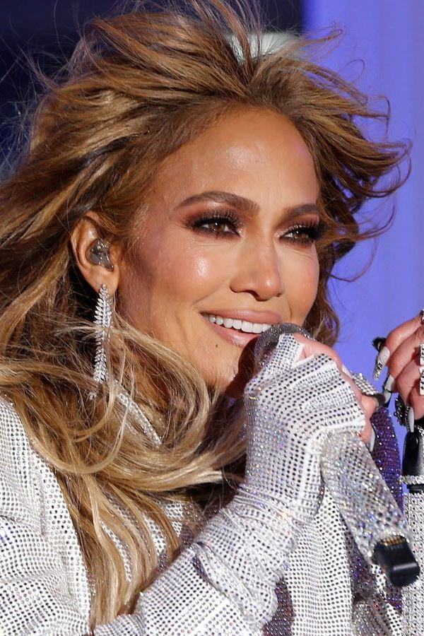 Jennifer Lopez celebra igualdade com atuação incrível aos 52 anos