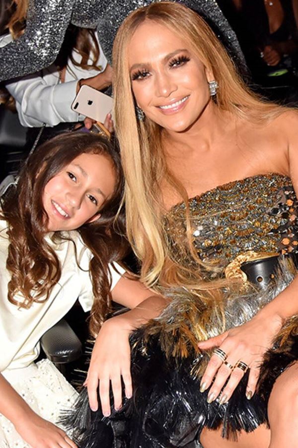 J-Lo "super babada" com livro da filha