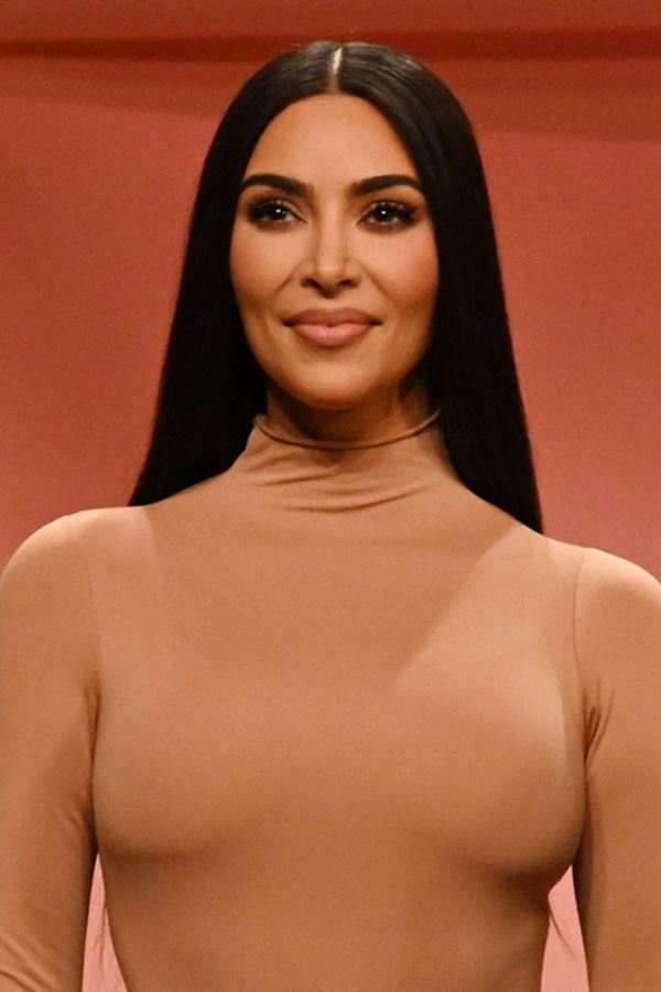 Kim Kardashian anuncia Usher no Super Bowl