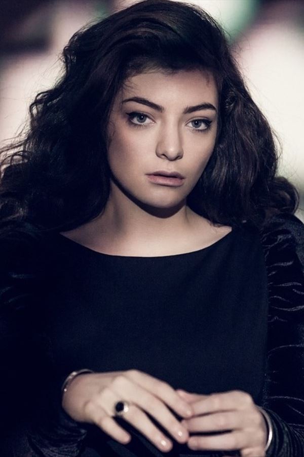 Lorde promete "algo em troca"...