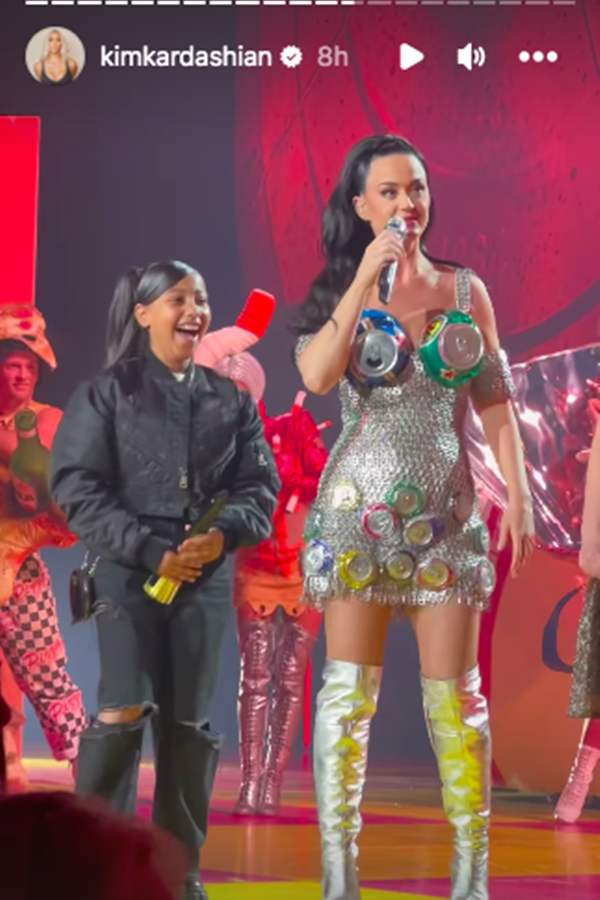 North West sobe ao palco com Katy Perry.