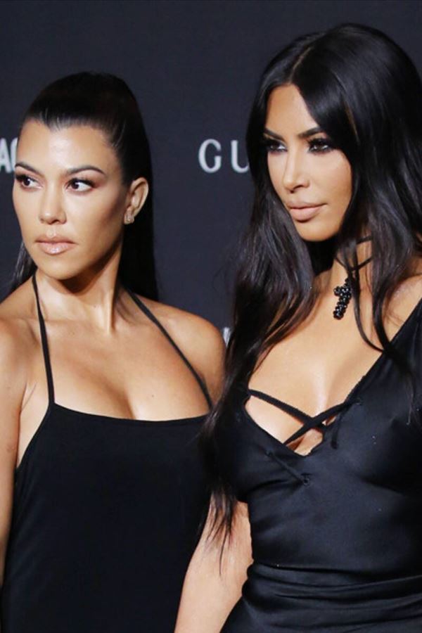 Kourtney Kardashian acusa Kim de copiá-la e a Travis Barker