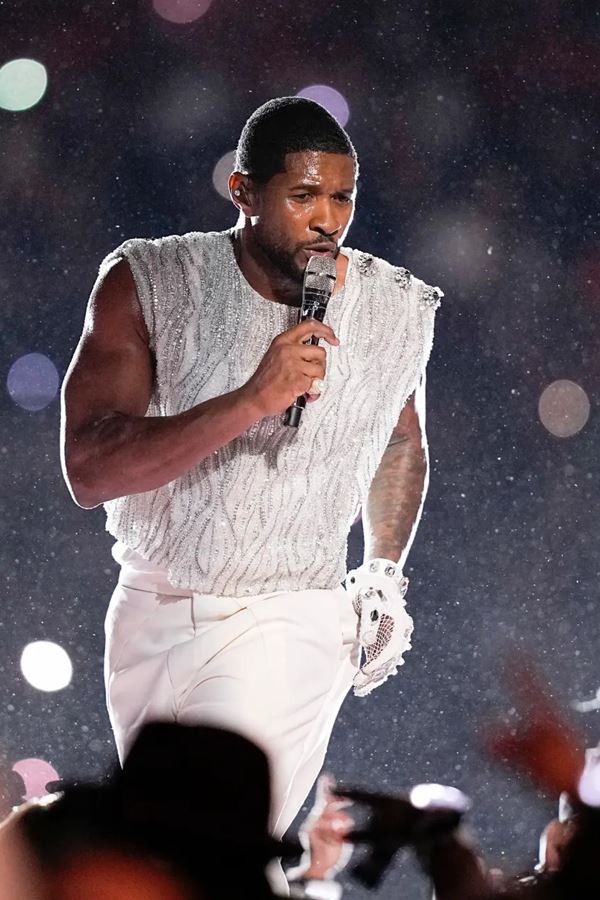 Usher arrasou no intervalo mais famoso do mundo!